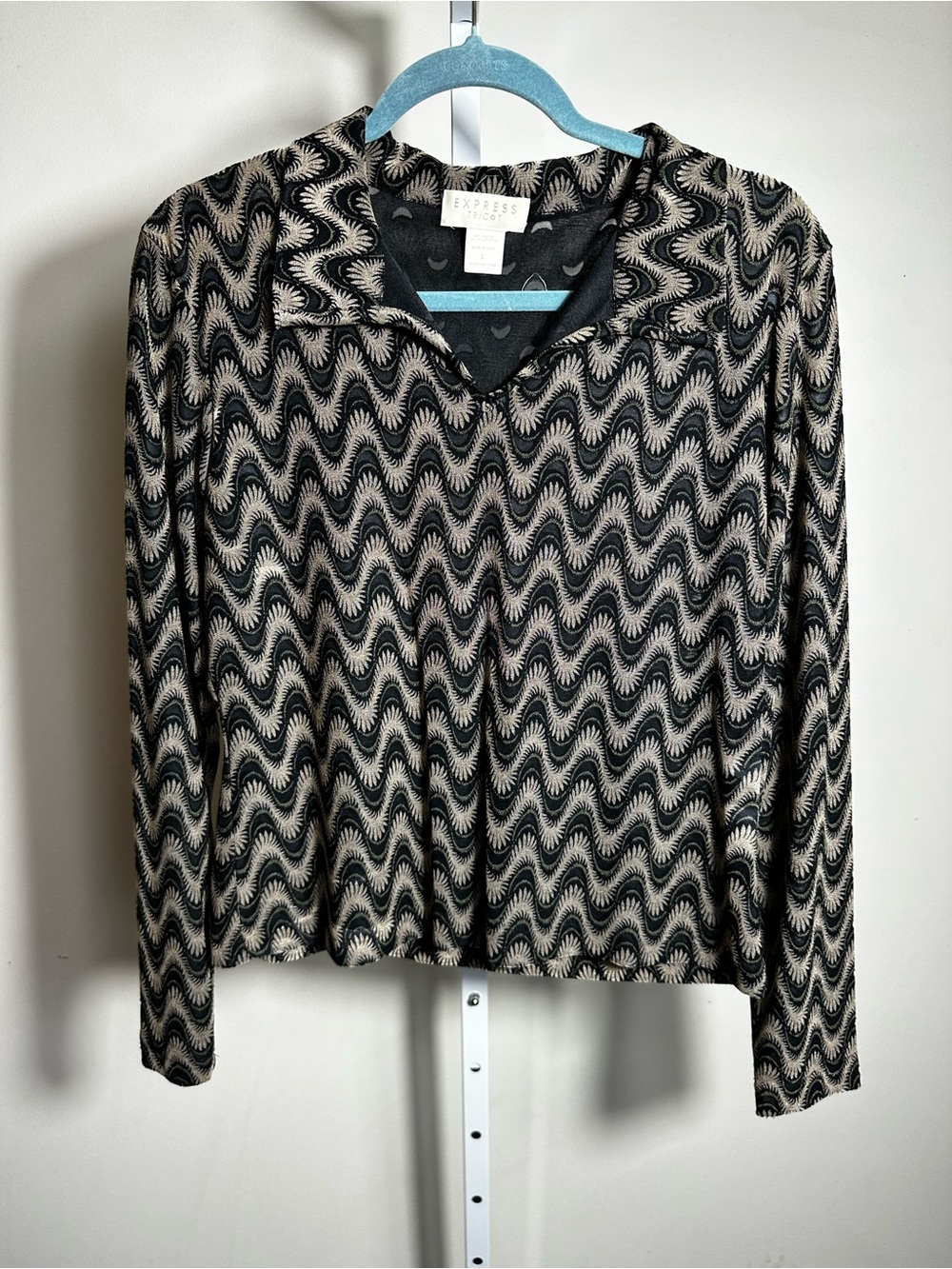 S108. Express Vintage Women’s Black and Cream Wave-Print Long Sleeve Top
